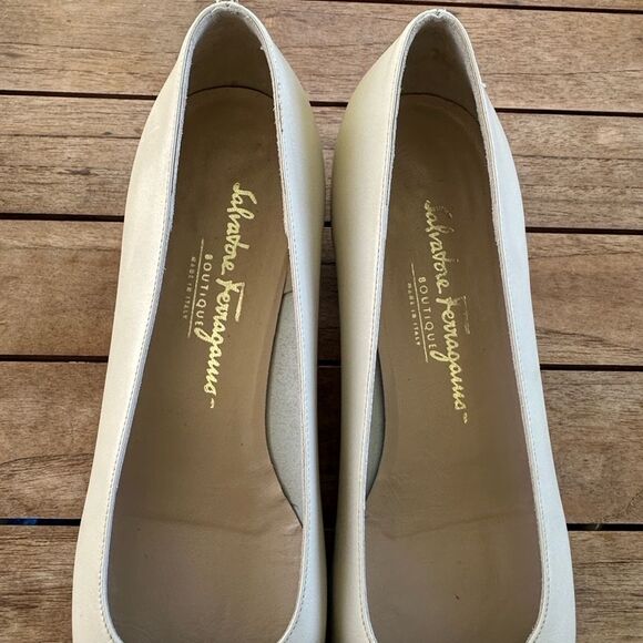 Salvatore Ferragamo Vara Beige Leather Pump 10 - Picture 2 of 8